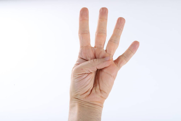 Mannelijke handen tellen van nul tot vijf geïsoleerd op witte achtergrond - Foto, afbeelding