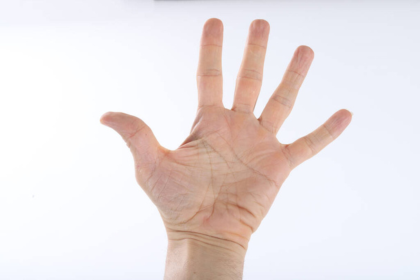 Мужские руки подсчитывают от 0 до 5 изолированных на белом фоне
 - Фото, изображение
