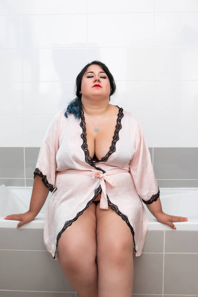 mulher em roupão rosa sensual e lingerie na banheira
. - Foto, Imagem