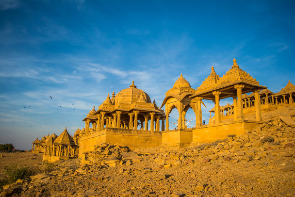 Hindistan, Rajasthan 'daki Bara Bagh Jaisalmer' de günbatımı manzarası - Fotoğraf, Görsel