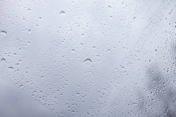 Krople wody na mokre szkło. Tekstura i tło deszczu - Zdjęcie, obraz