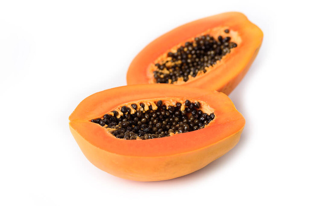 Halfrijpe papaya vruchten met zaden geïsoleerd op witte achtergrond, Tropisch fruit - Foto, afbeelding