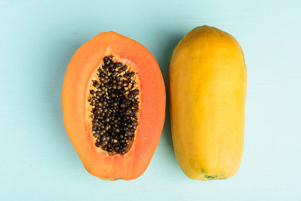 Puolikypsä papaija hedelmät pastellivärillä taustalla, trooppiset hedelmät
 - Valokuva, kuva
