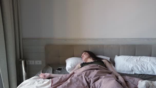 brunette femme répond appel se réveiller rapidement dans chambre d'hôtel
 - Séquence, vidéo