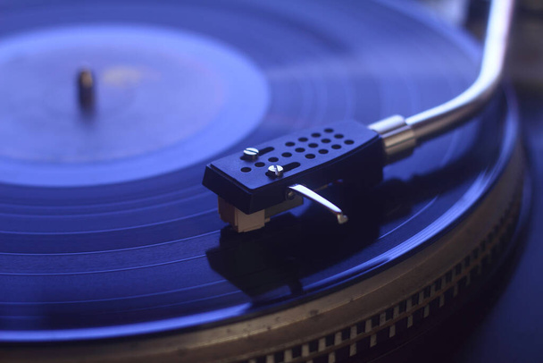 クリッピングパス付きの古いビニールレコード。DJ Turntable with Vinyl Record, Playing, Top View.ターンテーブルの針を閉じて - 写真・画像