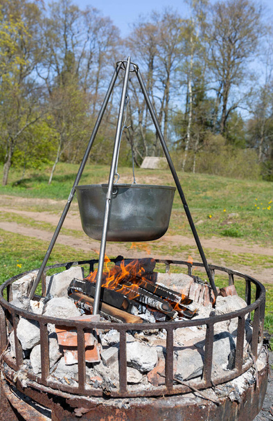 ラトビアのトゥハ市。食べ物は外で用意されている。暖炉とケトル.09.05.2020 - 写真・画像