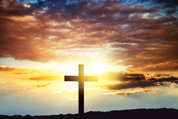 Крест Божий в лучах солнца. Основы религий - Фото, изображение