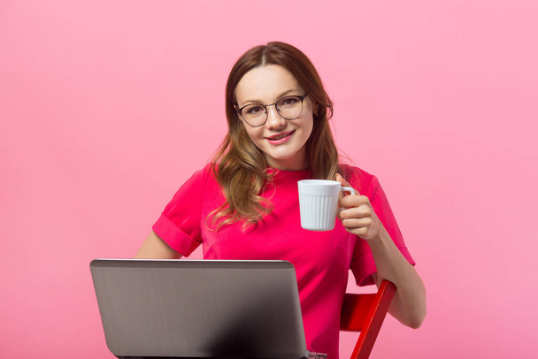 beautiful young woman with laptop on pink background  - Foto, Bild