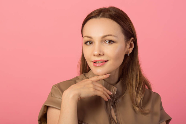 beautiful young woman on pink background - Fotografie, Obrázek