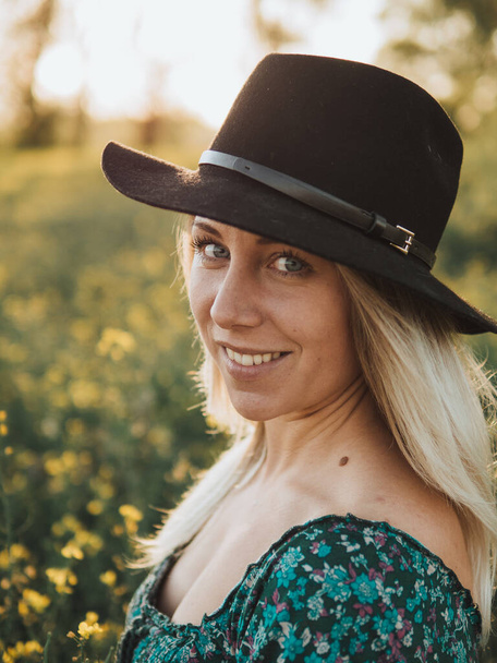 portré egy kalapos nőről, fiatal cowgirl a farmon - Fotó, kép