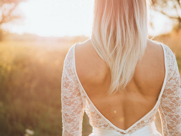 Long hair bride at sunset - Foto, Imagen