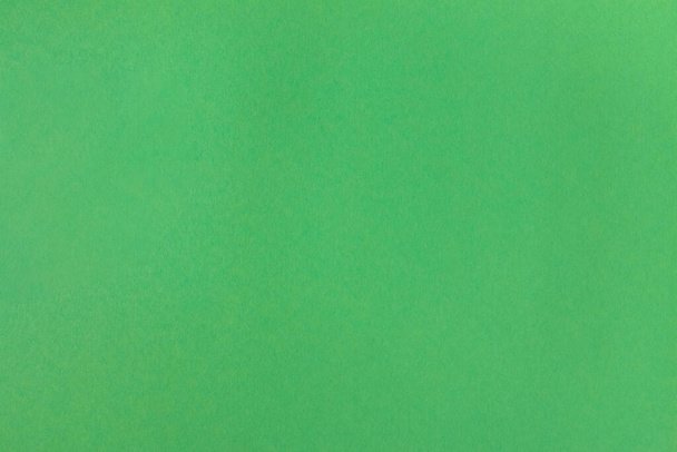 Recycelte grüne Farbe Papier Textur Hintergrund. Grüner alter strukturierter Pappkarton Hintergrund. Grasfarbene Papptextur für das Design. Struktur aus hellgrünem Karton. Abstraktes Papier - Foto, Bild