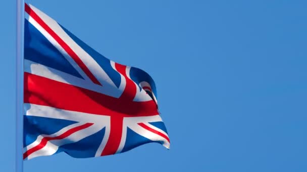 Британский национальный флаг развевается на ветру
 - Кадры, видео