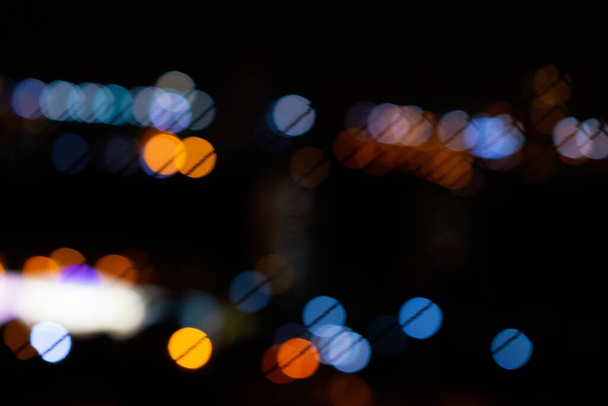 Bokeh światła miasta w czarnym tle. Kolor nakładka wzór światła - Zdjęcie, obraz