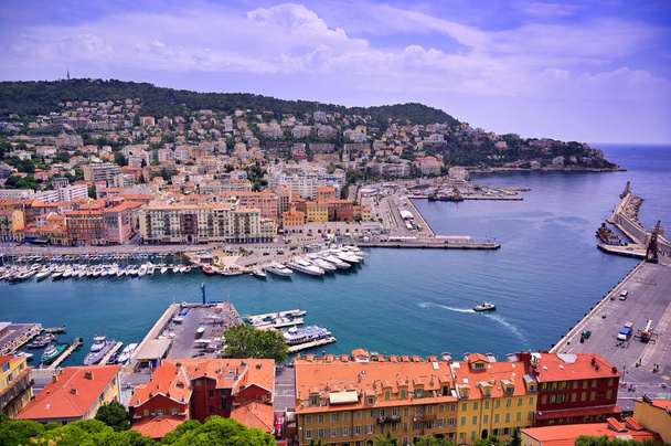 Vue aérienne du port de Nice sur la mer Méditerranée à Nice, en France, le long de la Côte d'Azur
. - Photo, image