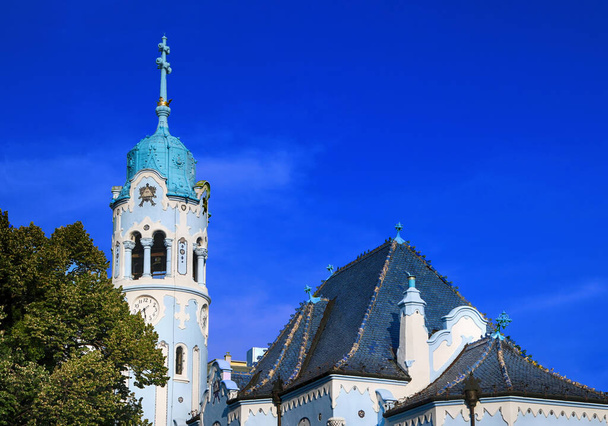 Vista superior de la iglesia azul en Bratislava, República Eslovaca
 - Foto, imagen