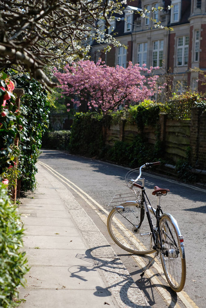 Radfahren in den leeren, schönen Straßen von Hampstead während der Sperrung Londons aufgrund der Coronavirus-Pandemie im Frühjahr 2020 - Foto, Bild