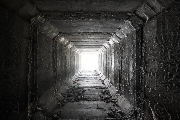 Vuoto tunnel di cemento quadrato con luce alla fine. Fossa essiccata
. - Foto, immagini