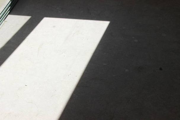 Kevyt heijastus lattialla kuin symboli ihmisen polku
 - Valokuva, kuva