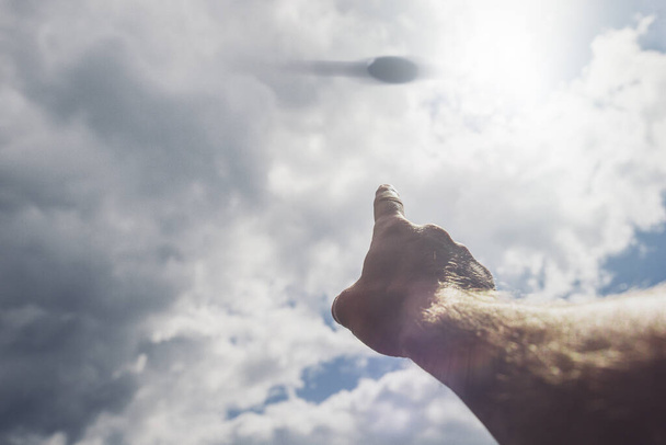 Рука указывает на НЛО в небе. День НЛО концепция заговора
 - Фото, изображение