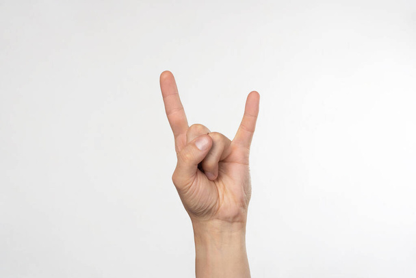 "Keçi" şeklinde katlanmış parmakları olan bir el. Rock ve heavy metal müziğin sembolü - Fotoğraf, Görsel