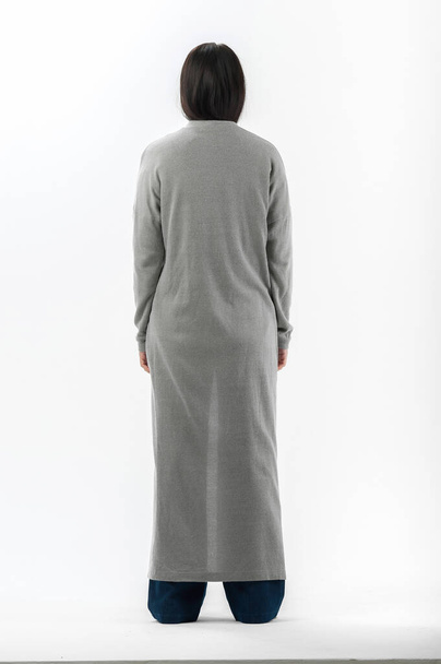 ruskeaverikkö poseeraa vaatteet luettelo valkoisella taustalla
 - Valokuva, kuva