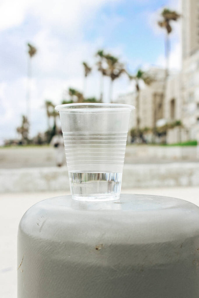 Un vaso de agua de plástico dejado en la calle
 - Foto, Imagen