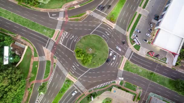 Autoverkehr auf einem Kreisverkehr. Zeitraffer-Video auf der Mato Grosso Avenue, Campo Grande MS, Brasilien. - Filmmaterial, Video
