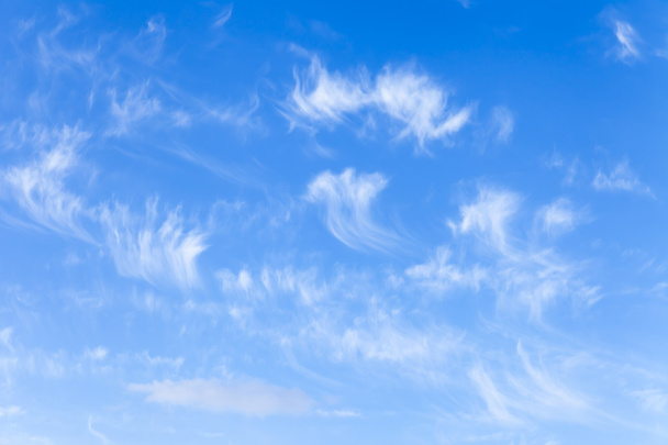 Himmlische Landschaft: Wolken am strahlend blauen Himmel - Foto, Bild