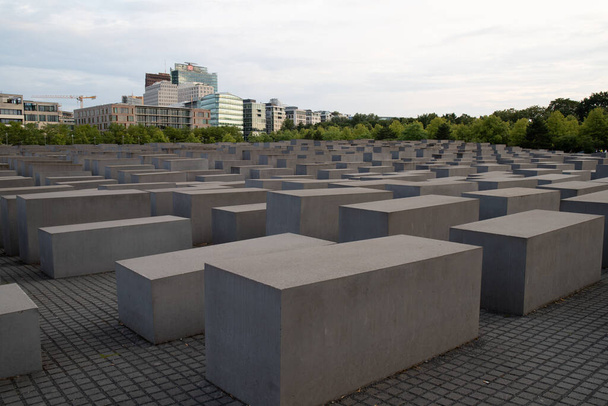 O Memorial aos Judeus Assassinados da Europa é um memorial em Berlim para as vítimas judaicas do Holocausto
 - Foto, Imagem
