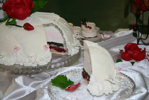 Krémes esküvői torta burgundi rózsával - Fotó, kép