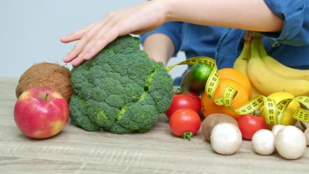 Concetto di alimentazione sana, donna in cucina con una varietà di verdure e frutta
 - Filmati, video