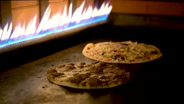 Közelkép a libanoni arab pizza főzés a sütőben, és a sajt olvadás - Felvétel, videó