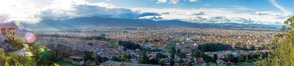 Panoraamanäkymät Cuencan kaupunkiin, Ecuadoriin, lähellä auringonlaskua, Mirador del Turin tarkkailupisteestä
.  - Valokuva, kuva