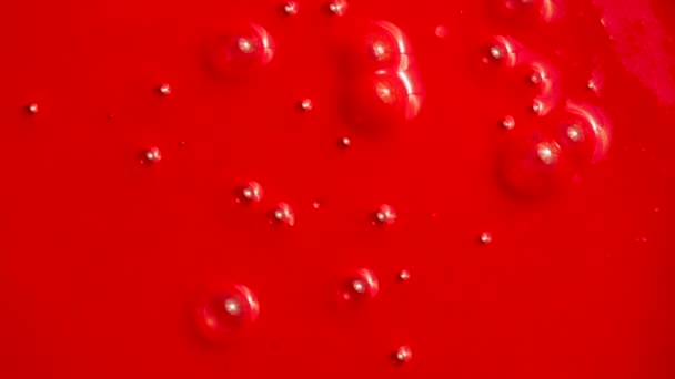 Fényképek a vörös folyadékról buborékokkal, közelkép - Felvétel, videó