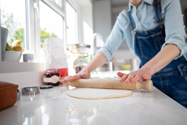 Close Up Of Woman Rolling Out Pastry For Baking With Rolling Pin At Home - Foto, Bild