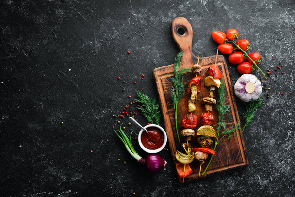 Vegetable skewers. Grilled vegetables: mushrooms, bell peppers, tomatoes and onions. - Foto, Bild