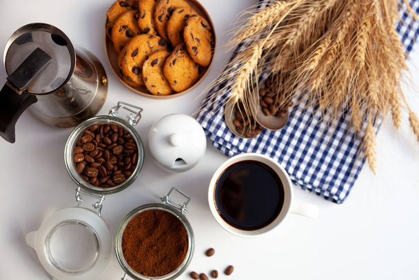 White cup of coffee and homemade round cookies with chocolate chips. Breakfast is on the table. Food at home. Still life. Coffee and coffee beans. An invigorating drink. - Foto, immagini
