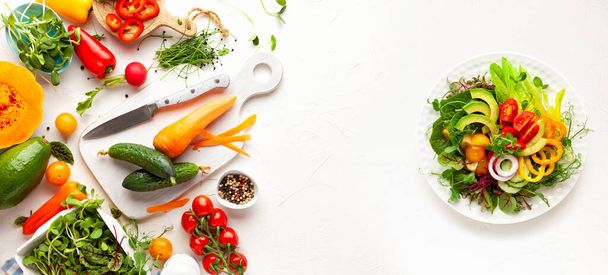 Frisches Gemüse, Obst, Mikrogemüse und Kräuter zum Kochen gesunder Lebensmittel zu Hause. Sauberes Essen, Salatschüssel. Ansicht von oben. - Foto, Bild