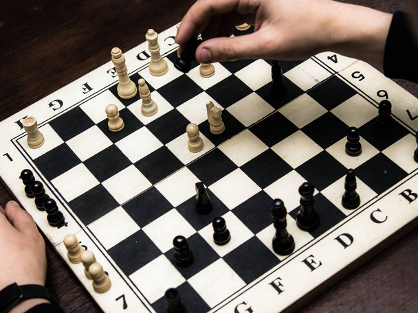 Рука з шаховою фігурою. Гра в шахи
 - Фото, зображення