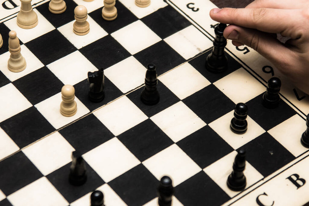 Bir satranç taşıyla el. Satranç oyunu - Fotoğraf, Görsel