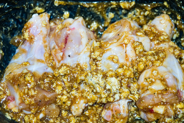 Palillo de pollo crudo marinado en hierbas y especias para barbacoa
 - Foto, Imagen