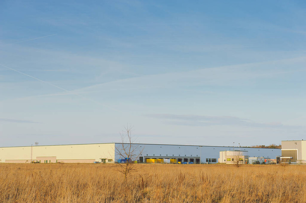 Сучасна промислова зовнішня будівля над блакитним небом
 - Фото, зображення