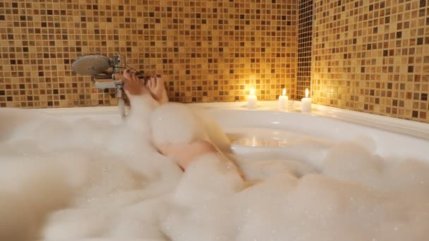 cinsel kadın ayakları köpük banyosunda - Video, Çekim