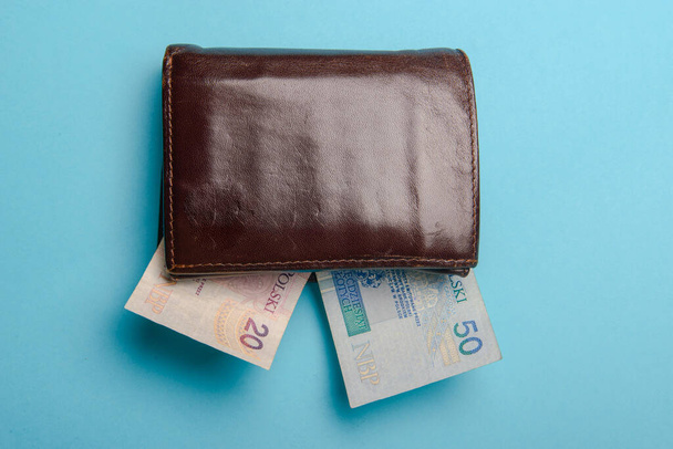 ruskea mies nahka lompakko rahaa laskut sinisellä taustalla - Valokuva, kuva