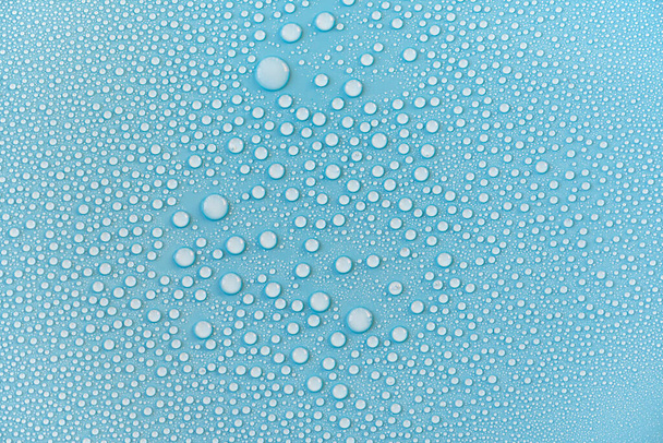 Close-up drops of water on blue surface, raindrops, background or texture - Foto, Imagen