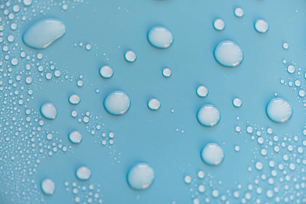 Detailní kapky vody na modrém povrchu, kapky deště, pozadí nebo textura - Fotografie, Obrázek