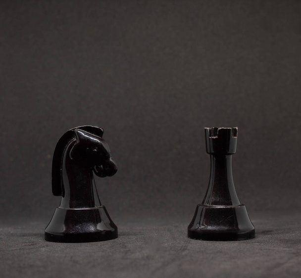 黒のチェスは黒の背景にある - 写真・画像