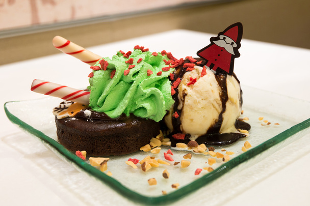 Рождественский шоколадный торт и мороженое
 - Фото, изображение