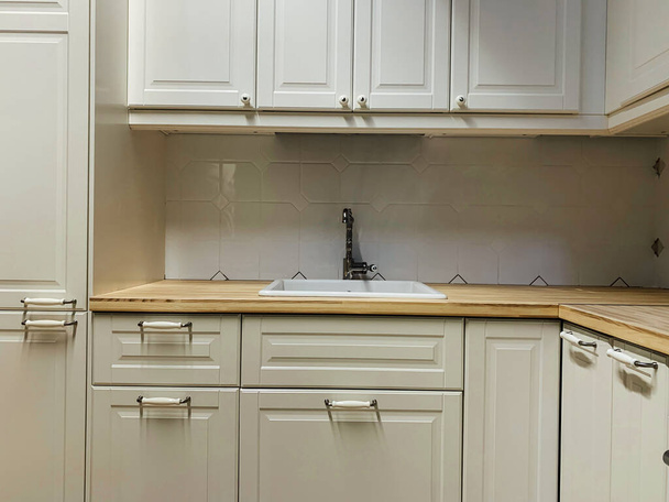 κουζίνα χωρίς σκεύη στο εσωτερικό του σπιτιού - Φωτογραφία, εικόνα